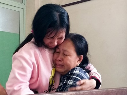 Tiếng khóc xé lòng tiễn sinh viên tử nạn ở đèo Hải Vân về quê