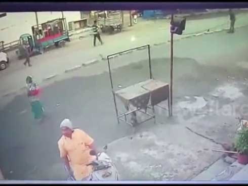 Video: Suýt mất mạng vì đứng cầu nguyện trong điểm mù xe tải