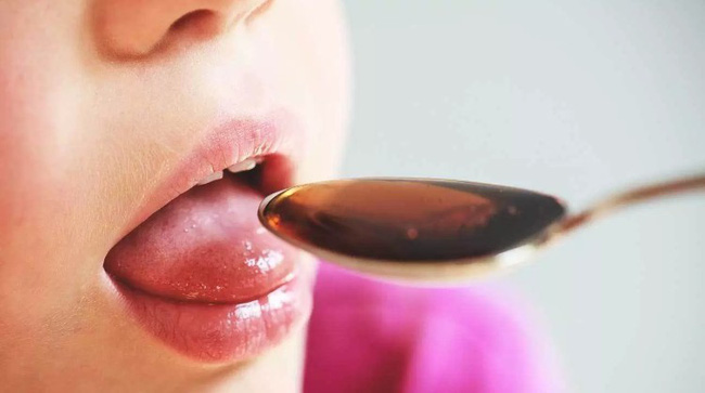 Bé trai co giật rồi bất tỉnh sau khi được ông bà nội cho uống siro ho chứa thành phần nguy hiểm phụ huynh nên đặc biệt lưu ý-3