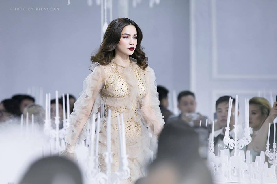 Catwalk vẫn đẳng cấp thần sầu, Hồ Ngọc Hà mặc như không trên sàn diễn thời trang-3