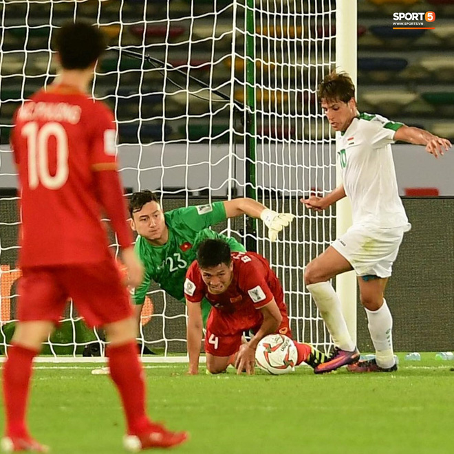 Những khoảnh khắc cầu thủ Việt Nam đổ máu trong trận thua Iraq-9