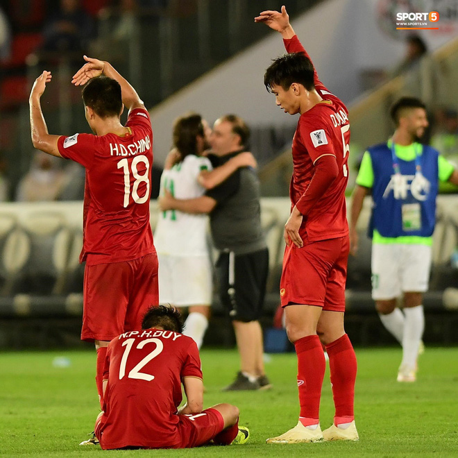 Những khoảnh khắc cầu thủ Việt Nam đổ máu trong trận thua Iraq-6