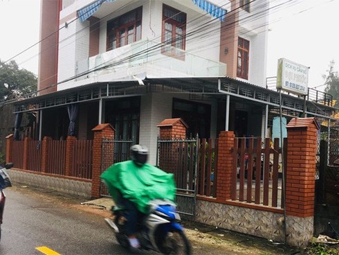 Bé gái 10 tuổi trong tiệm cầm đồ bị cướp đâm đã tử vong