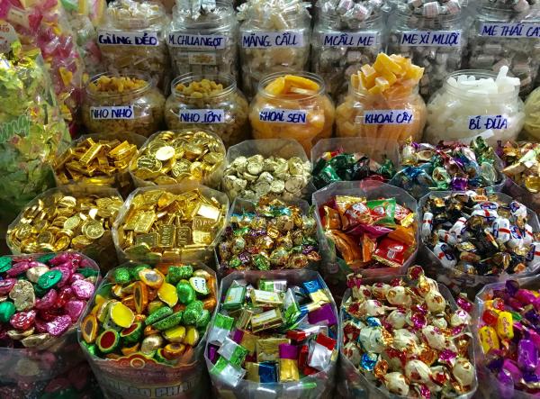 Thị trường bánh kẹo Tết 2019: Hàng giả, hàng nhái tràn lan-2