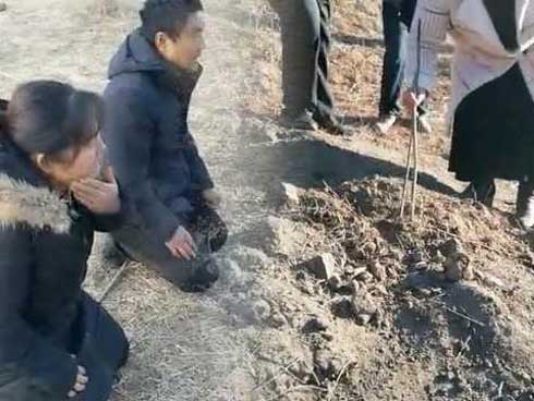 Clip: Đưa đồ cho người giao hàng, chủ nhà hàng lén theo dõi rồi bắt gặp cảnh gây phẫn nộ-5