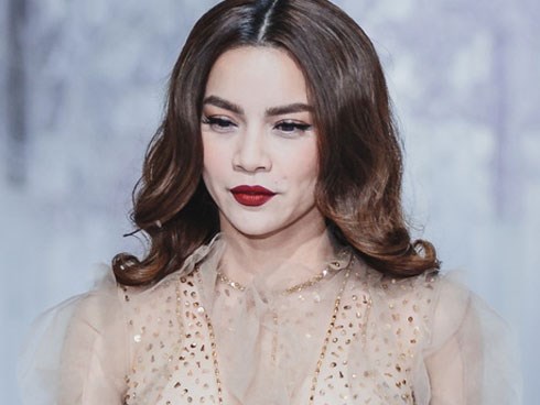 Lạ như Hà Hồ, cứ mỗi lần trang điểm đậm nét đánh khối là biến thành người khác