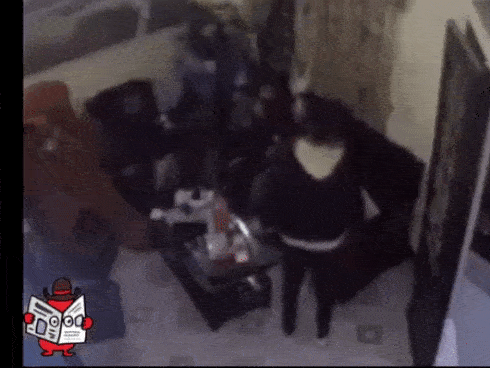 CLIP: Bị khách nói bán dâm, nhân viên bán hàng vén váy dằn mặt-2