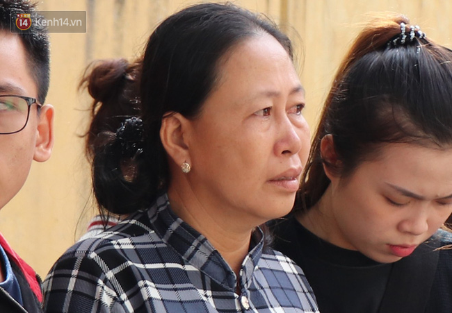 Vượt gần 1.500km, cha mẹ nữ sinh tử vong trong vụ xe lao xuống vực đèo Hải Vân ngã quỵ khi đón thi thể con tại nhà vĩnh biệt-2