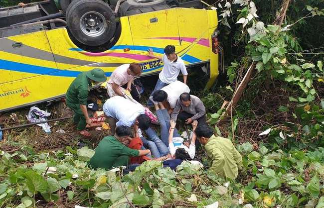 Vượt gần 1.500km, cha mẹ nữ sinh tử vong trong vụ xe lao xuống vực đèo Hải Vân ngã quỵ khi đón thi thể con tại nhà vĩnh biệt-3