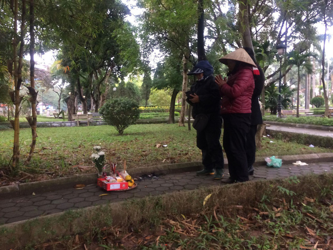 Người quen nói về hoàn cảnh cô gái tử vong lõa thể trong công viên Hà Nội: Tội nghiệp, mẹ mới mất chưa được 49 ngày-1