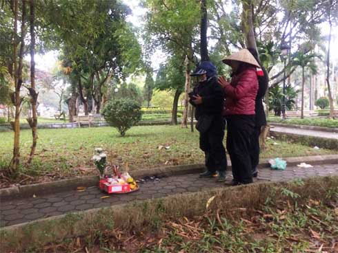 Tiết lộ gia cảnh khốn khó của cô gái chết lõa thể ở vườn hoa Hà Đông-3