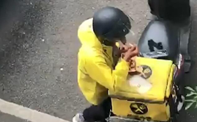 Clip: Đưa đồ cho người giao hàng, chủ nhà hàng lén theo dõi rồi bắt gặp cảnh gây phẫn nộ-1