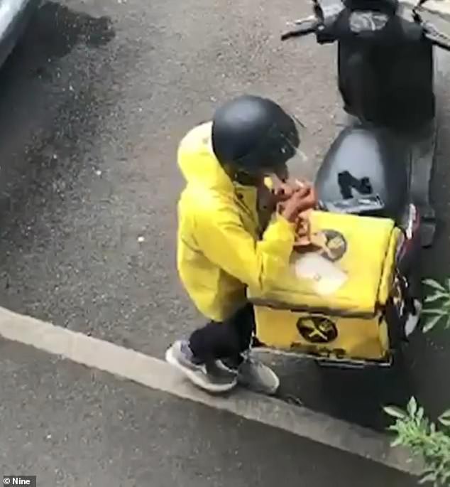 Clip: Đưa đồ cho người giao hàng, chủ nhà hàng lén theo dõi rồi bắt gặp cảnh gây phẫn nộ-2