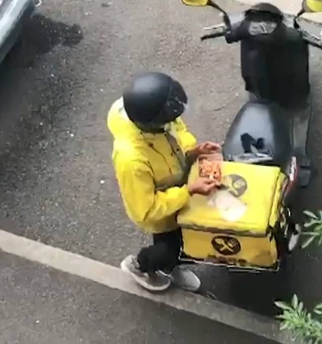 Clip: Đưa đồ cho người giao hàng, chủ nhà hàng lén theo dõi rồi bắt gặp cảnh gây phẫn nộ-3