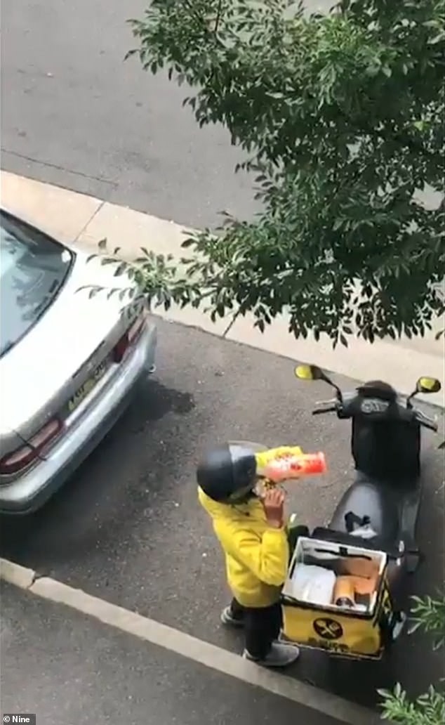 Clip: Đưa đồ cho người giao hàng, chủ nhà hàng lén theo dõi rồi bắt gặp cảnh gây phẫn nộ-4