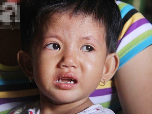 Lời khẩn cầu của người mẹ ôm con gái 2 tuổi bị hở van tim, chỉ nặng 6 ký mà không có tiền chạy chữa