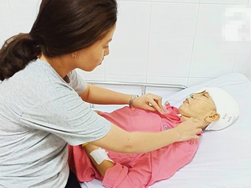 Theo con vào Bình Dương làm mướn, người phụ nữ bị máy kéo sợi bún lóc nát da đầu, cán thủng mắt thương tâm