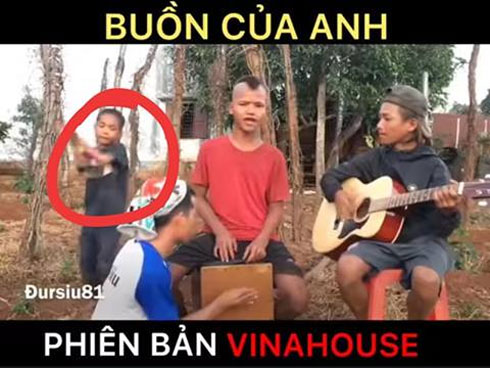 Cô bé đàn hát cho cậu em trai bị Down, khoảnh khắc gây xúc động khiến ai cũng phải bật khóc-1