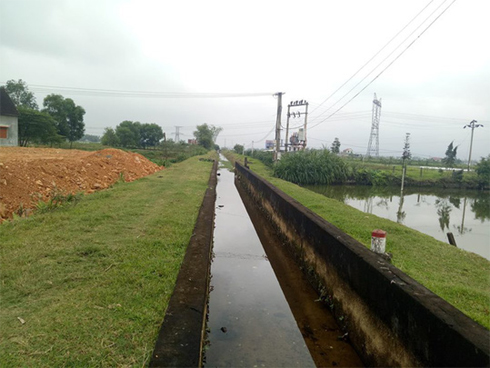 Xúc động hình ảnh bố mẹ Đình Trọng chăm chú nhìn con trai bước ra máy bay sang Hàn Quốc-15