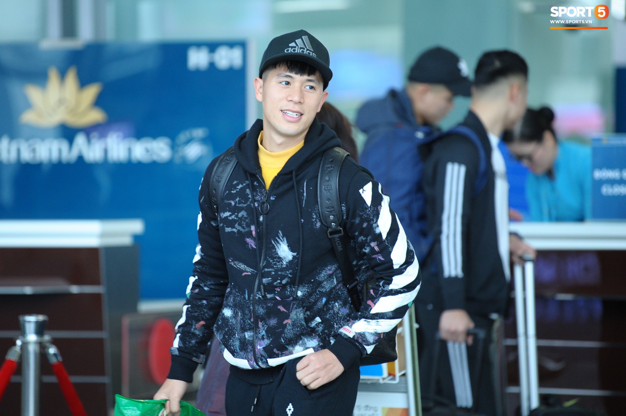 Xúc động hình ảnh bố mẹ Đình Trọng chăm chú nhìn con trai bước ra máy bay sang Hàn Quốc-1