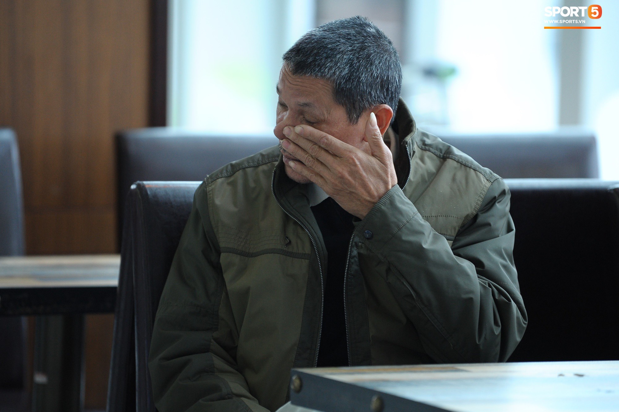 Xúc động hình ảnh bố mẹ Đình Trọng chăm chú nhìn con trai bước ra máy bay sang Hàn Quốc-3