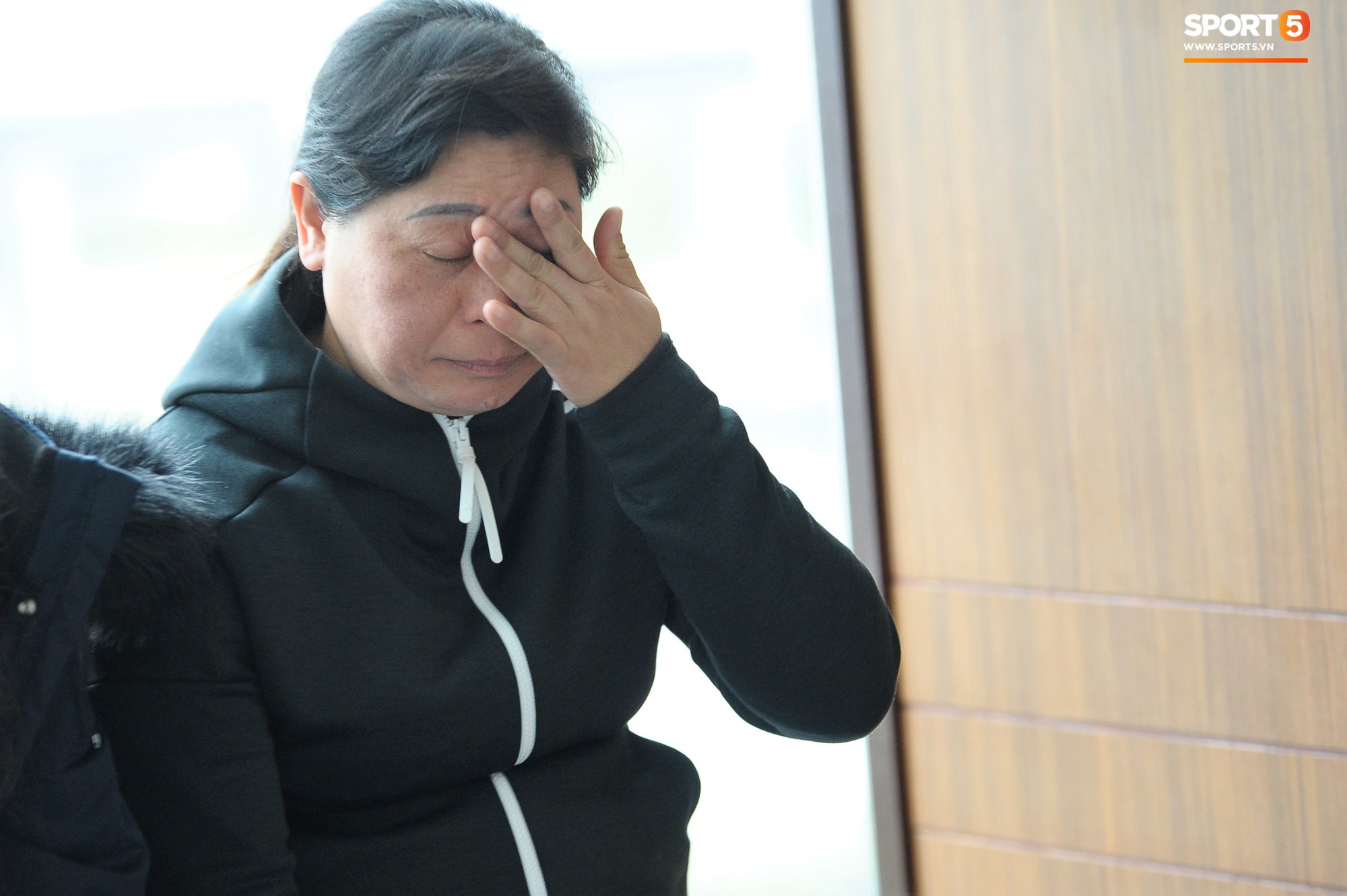 Xúc động hình ảnh bố mẹ Đình Trọng chăm chú nhìn con trai bước ra máy bay sang Hàn Quốc-4