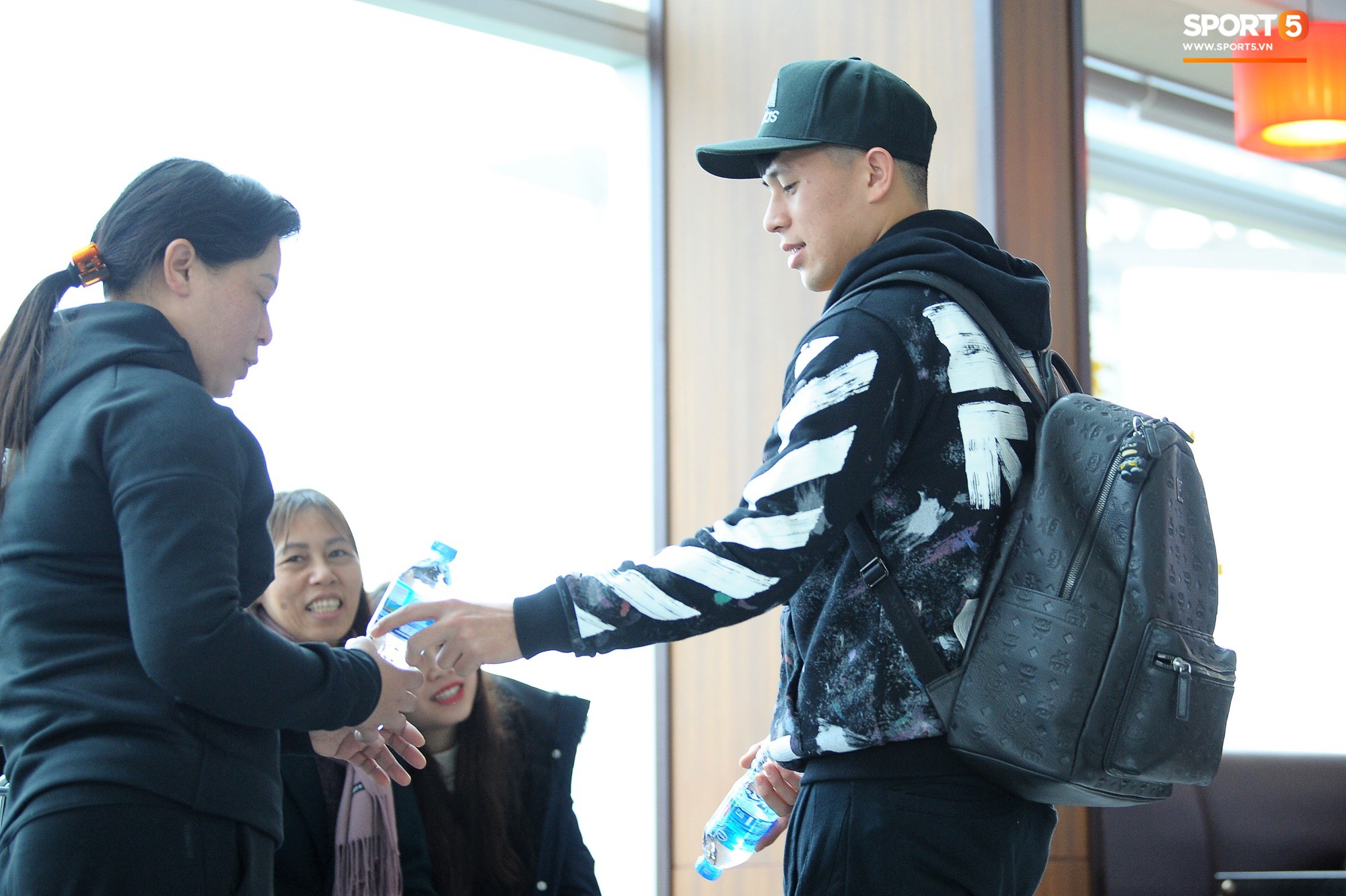 Xúc động hình ảnh bố mẹ Đình Trọng chăm chú nhìn con trai bước ra máy bay sang Hàn Quốc-5