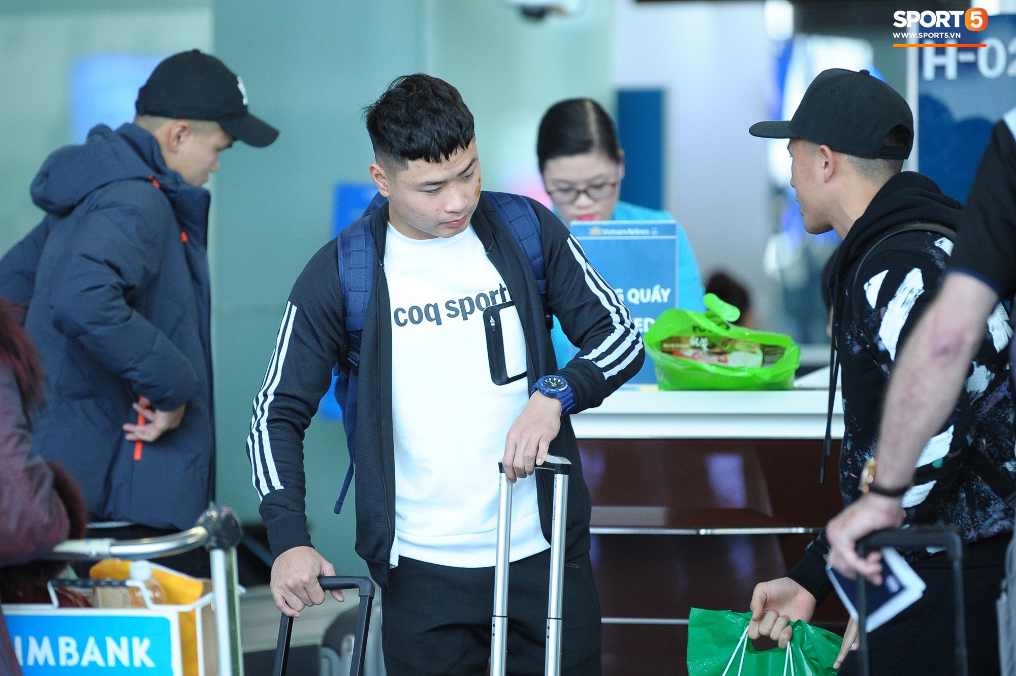 Xúc động hình ảnh bố mẹ Đình Trọng chăm chú nhìn con trai bước ra máy bay sang Hàn Quốc-7
