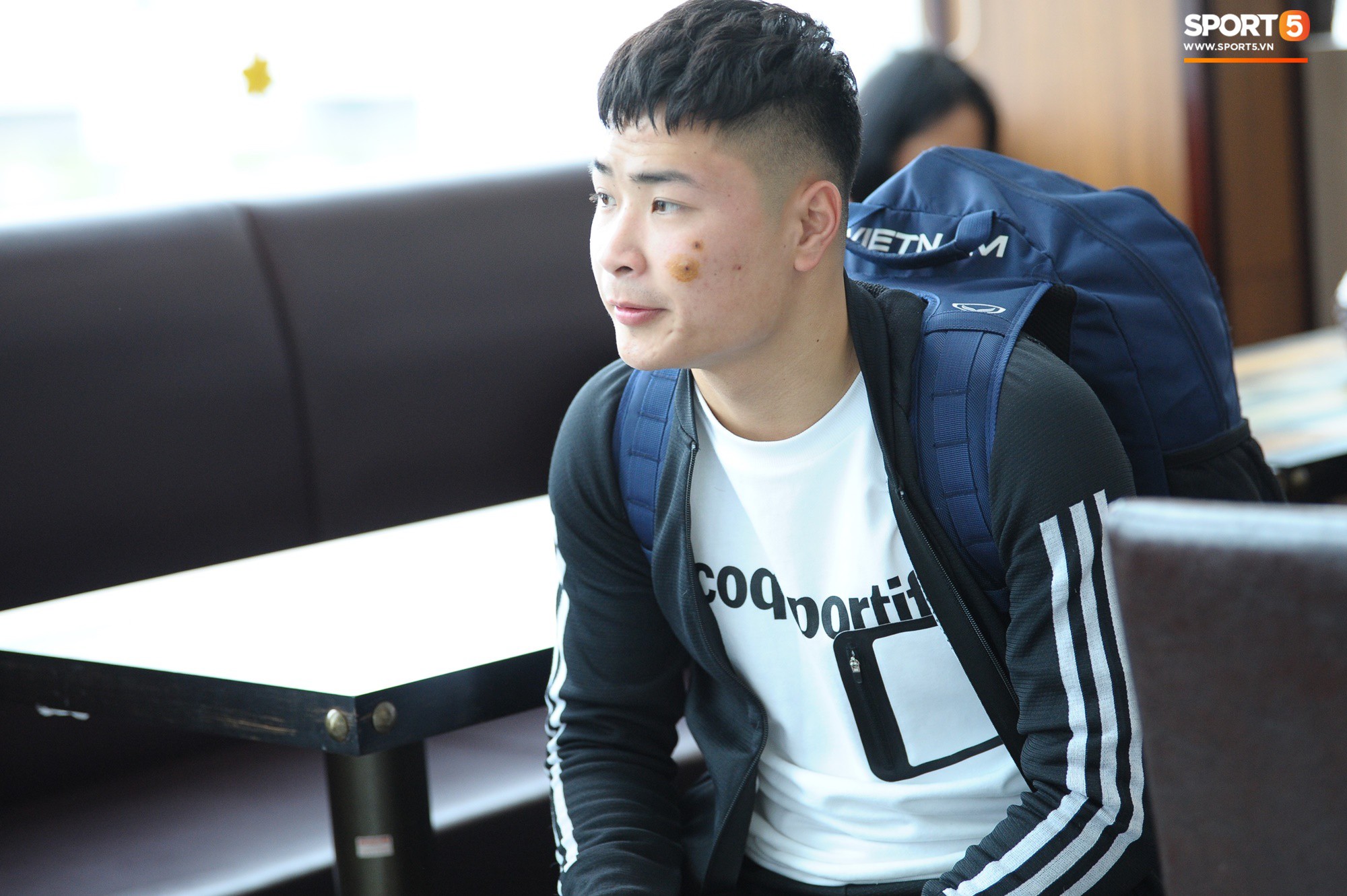 Xúc động hình ảnh bố mẹ Đình Trọng chăm chú nhìn con trai bước ra máy bay sang Hàn Quốc-8