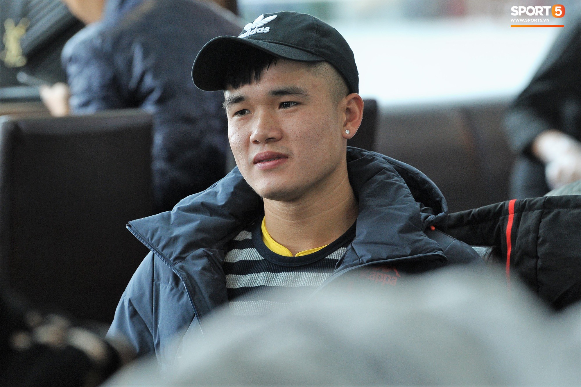 Xúc động hình ảnh bố mẹ Đình Trọng chăm chú nhìn con trai bước ra máy bay sang Hàn Quốc-9