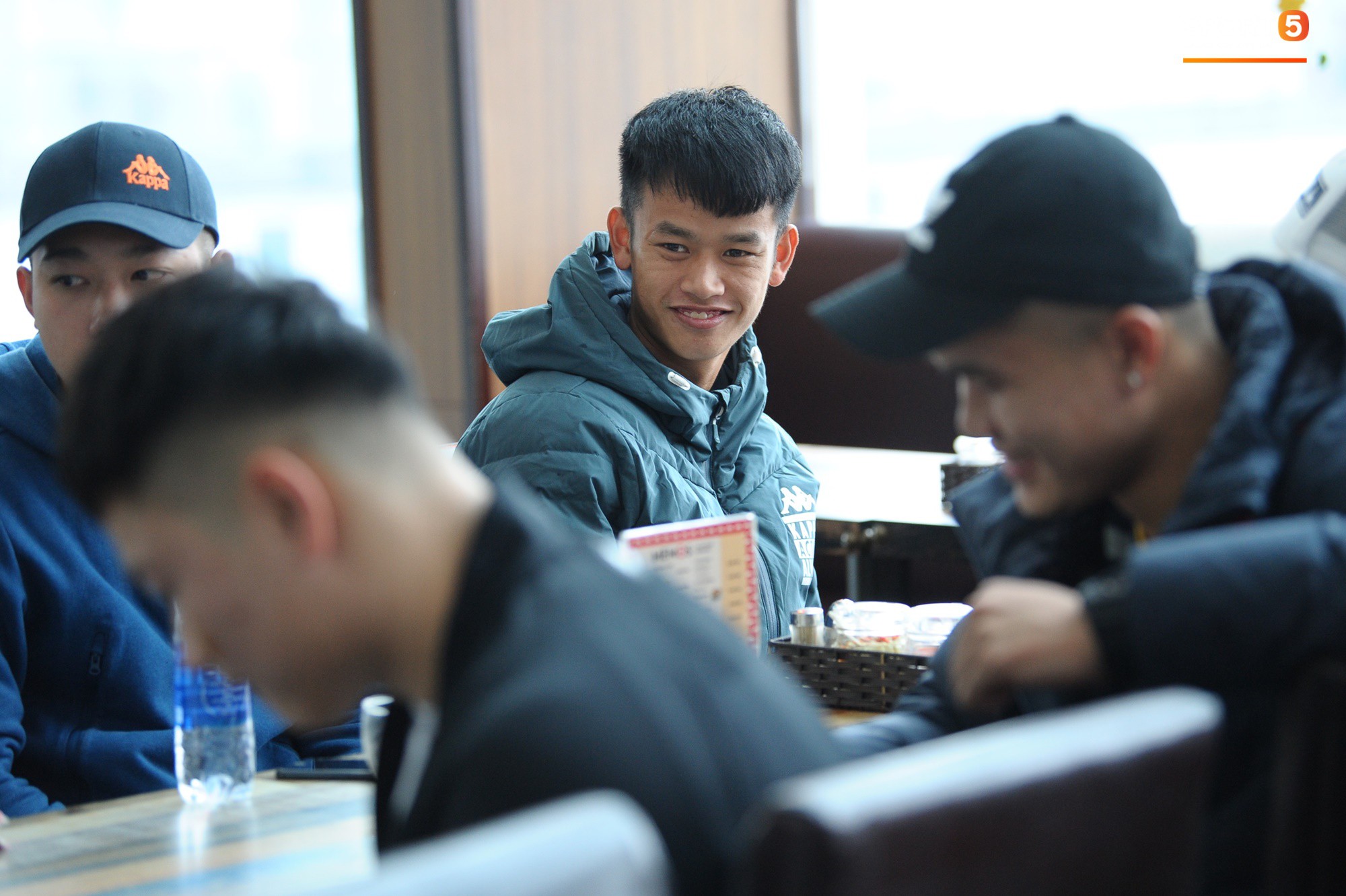 Xúc động hình ảnh bố mẹ Đình Trọng chăm chú nhìn con trai bước ra máy bay sang Hàn Quốc-10