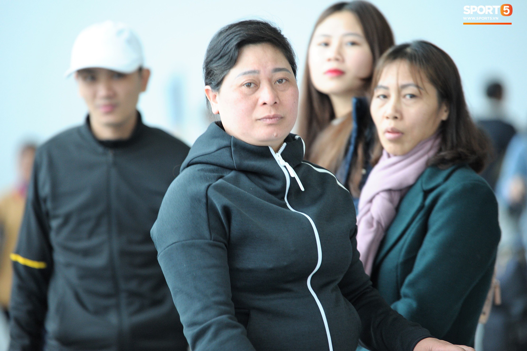 Xúc động hình ảnh bố mẹ Đình Trọng chăm chú nhìn con trai bước ra máy bay sang Hàn Quốc-13