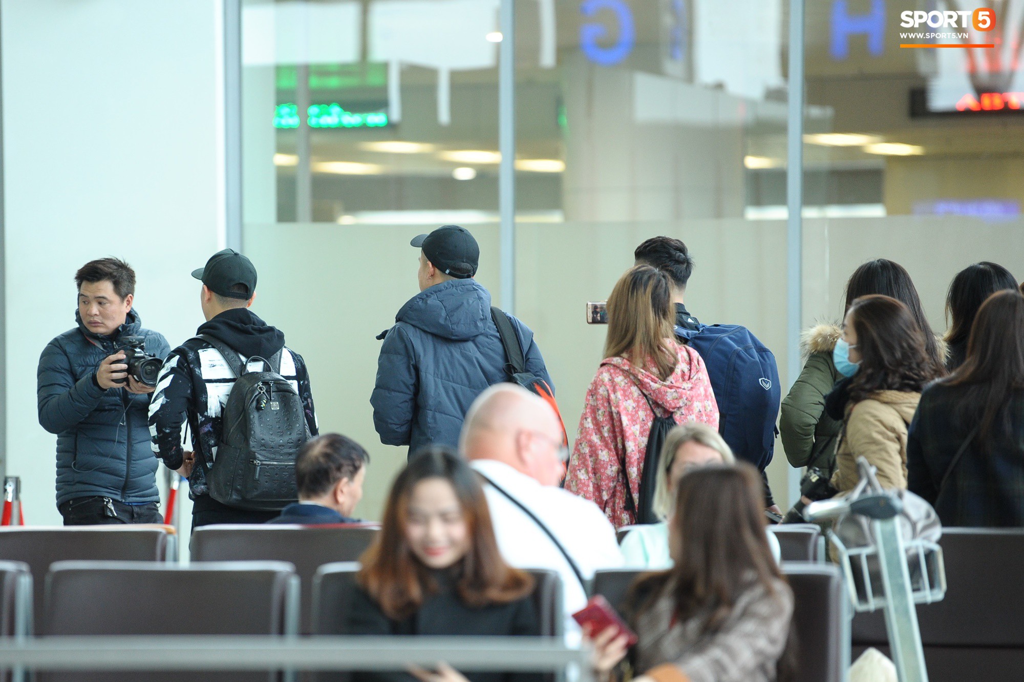 Xúc động hình ảnh bố mẹ Đình Trọng chăm chú nhìn con trai bước ra máy bay sang Hàn Quốc-14