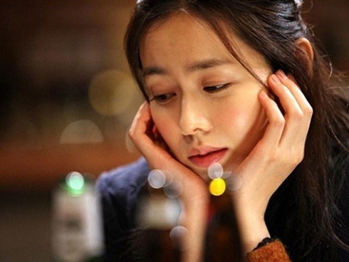 Ánh mắt của người đàn ông sống cùng nhà khiến cô dâu mới bối rối và lý do đáng sợ phía sau