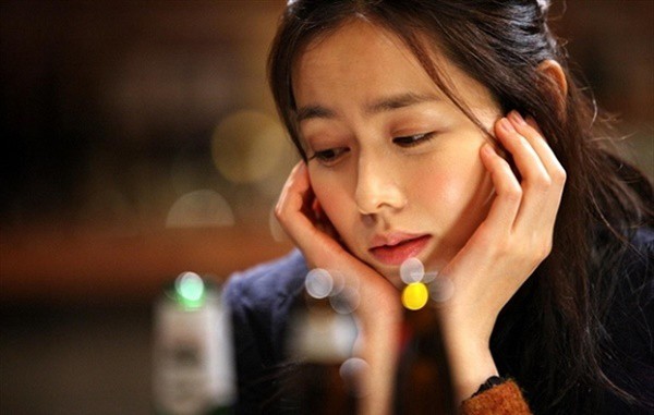 Ánh mắt của người đàn ông sống cùng nhà khiến cô dâu mới bối rối và lý do đáng sợ phía sau-1