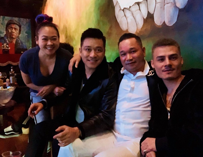 Từng chỉ trích đàn em chế lời bài hát thô tục, Tuấn Hưng bất ngờ thân thiết bên Hoa Vinh-1