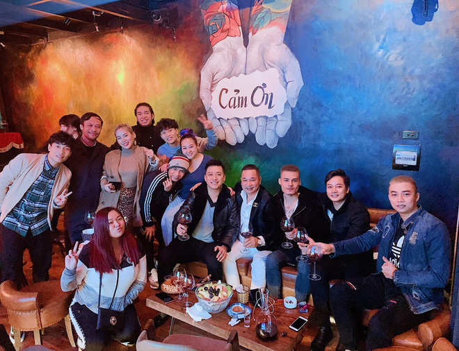 Từng chỉ trích đàn em chế lời bài hát thô tục, Tuấn Hưng bất ngờ thân thiết bên Hoa Vinh-2