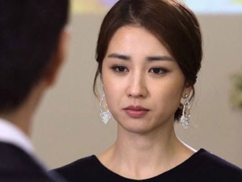 Thấy vợ níu kéo 