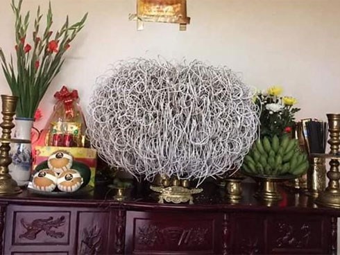 Rút tỉa chân hương ngày giáp Tết: Có phải bát hương càng đầy, gia chủ càng lắm tài nhiều lộc?