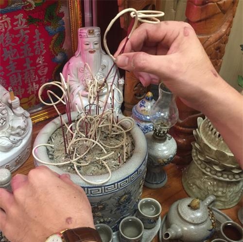 Rút tỉa chân hương ngày giáp Tết: Có phải bát hương càng đầy, gia chủ càng lắm tài nhiều lộc?-3