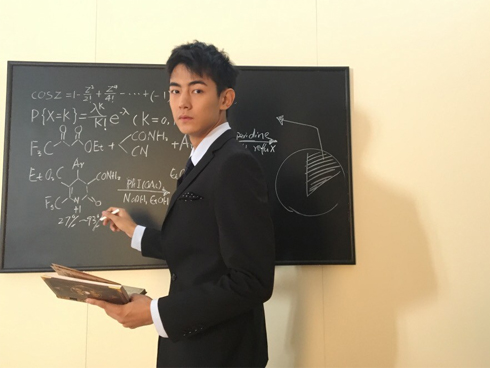 Tặng quà trước thi học kỳ để mong thi suôn sẻ, nhóm sinh viên được thầy giáo dạy một bài học nhớ đời-1