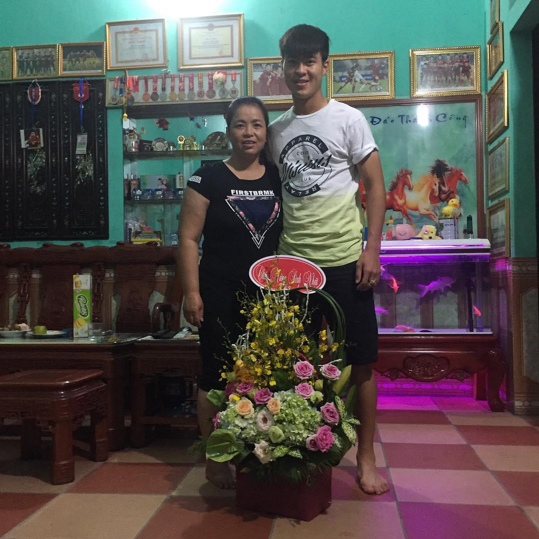 Duy Mạnh đưa bạn gái về ra mắt, mẹ chàng hậu vệ bất ngờ tiết lộ về con người thật của nàng dâu tương lai-4