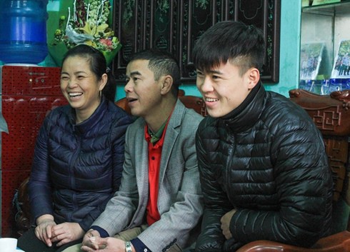 Duy Mạnh đưa bạn gái về ra mắt, mẹ chàng hậu vệ bất ngờ tiết lộ về con người thật của nàng dâu tương lai-2