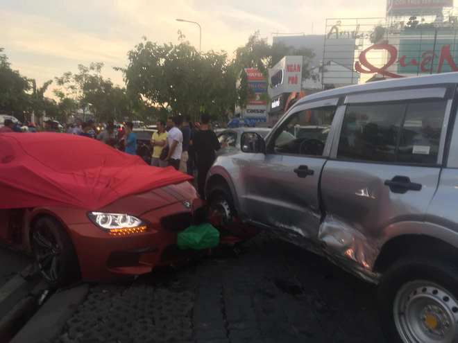 Ô tô BMW gây tai nạn liên hoàn trên đường phố Sài Gòn, những người trên xe rời khỏi hiện trường-2