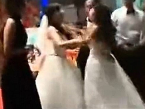 Cô dâu đánh đập phù dâu chỉ vì phát hiện cô gái này dám... có thai trước mình