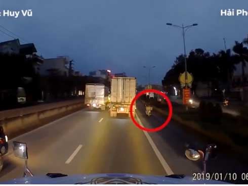 CLIP: Nam thanh niên trộm laptop trước mặt gia chủ-1