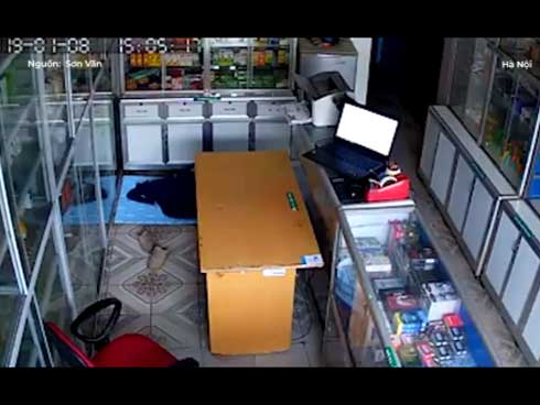 Cô gái lao ra nhanh như cắt, tóm sống tên trộm xe máy-1