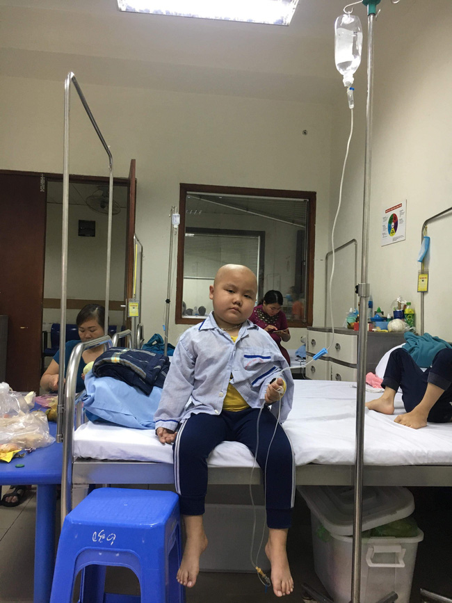 Câu hỏi của con trai 7 tuổi mắc bệnh ung thư máu khiến người mẹ khóc nghẹn: Nếu bán nhà thì mẹ con mình ở đâu hả mẹ?”-2