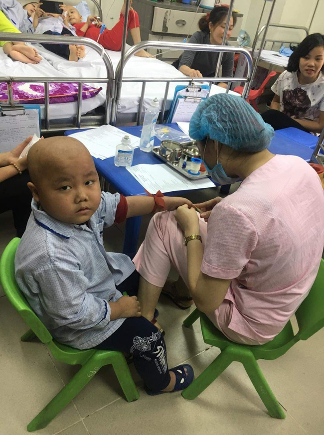 Câu hỏi của con trai 7 tuổi mắc bệnh ung thư máu khiến người mẹ khóc nghẹn: Nếu bán nhà thì mẹ con mình ở đâu hả mẹ?”-3