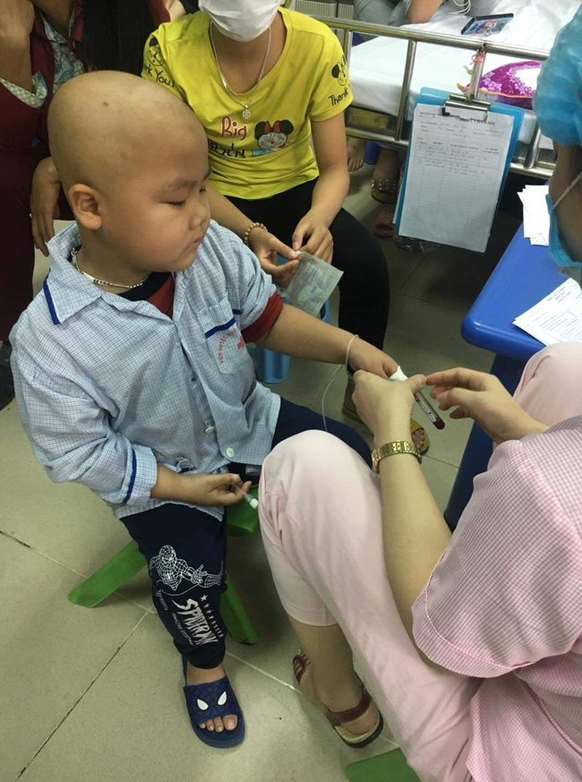 Câu hỏi của con trai 7 tuổi mắc bệnh ung thư máu khiến người mẹ khóc nghẹn: Nếu bán nhà thì mẹ con mình ở đâu hả mẹ?”-4